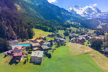 瑞士曼利钦山Lauterbrunnen村空中观察瑞士劳特布伦宁市附近的瑞士阿尔卑斯山图片