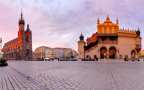 波兰克拉科夫圣玛丽教堂全景和市场广图片