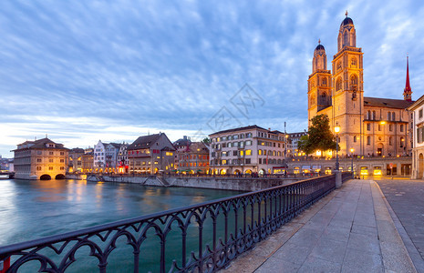 教堂格罗斯门特和城郊的景象夜间照明苏黎世瑞士城市堤岸和日落时教堂格罗斯门特的景象图片