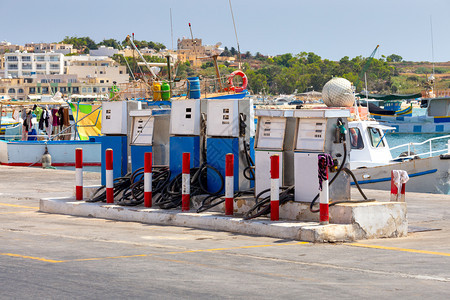 Marsaxlokk村马耳他Marsaxlok村渔业港口燃料加油站Marsaxlok村船只燃料加油站图片