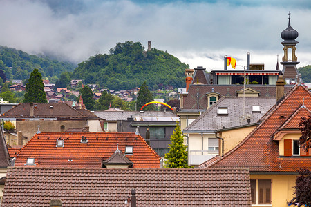 在多云的天气里城市屋顶的景色因特拉肯瑞士因特拉肯鸟瞰城市屋顶和山脉背景图片