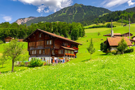 传统中世纪阿尔卑斯山村在阳光明媚的一天景象瑞士隆格伦斯威山的隆格伦老中世纪村图片