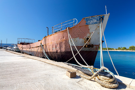 克罗地亚奥米斯码头附近的老生锈船图片