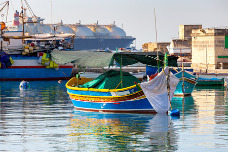 马萨克斯洛耳他传统船只卢祖在老港口图片
