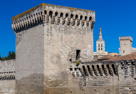 城市周围的旧中世纪堡垒墙阿维尼翁普罗旺斯法国城周围的旧堡垒墙图片