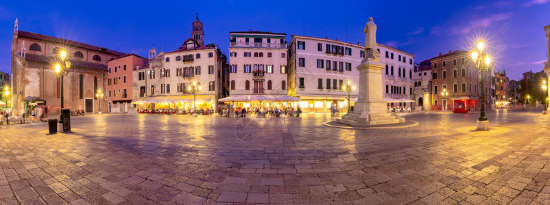 夜光下老城和中世纪广场的全景威尼斯意大利威尼斯全景日落时旧城广场图片