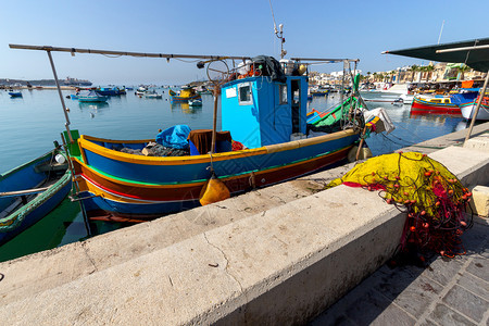 在马尔萨克斯洛克村的海湾里传统的渔船叫卢祖马耳他马尔萨克斯洛克旧港口的传统船只图片