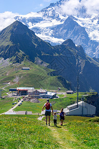 瑞士阿尔卑斯山脉在阳光明媚的一天景象Mannlichen瑞士劳特布伦宁市附近的瑞士阿尔卑斯山脉景象瑞士图片
