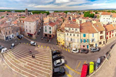 中世纪城市历史部分的全景法国阿莱斯普罗旺阿列日落时全景城市的空中象图片