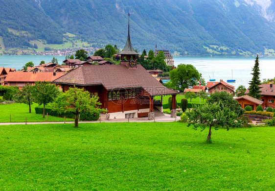 传统的瑞士村庄Iseltwald教堂位于著名的瑞士布赖恩斯湖图片