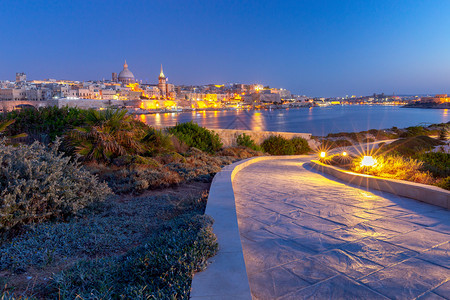 古代中世纪城市和日出海湾的景象马耳他瓦莱塔沿岸和日出港口图片