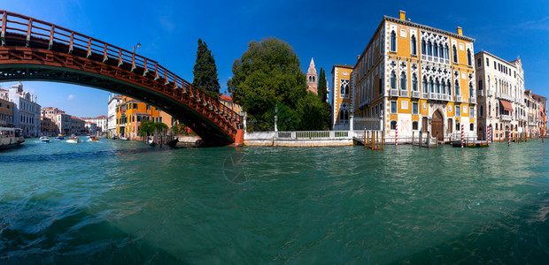 大运河和学院桥的全景在阳光明媚的一天威尼斯意大利运河全景图片