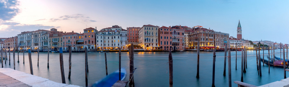 大运河和城市的全景在日落时的夜光下威尼斯意大利威尼斯日落时的大运河全景图片