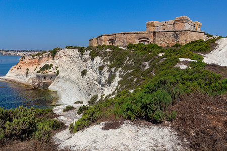 古老的圣路西安石塔和海湾的堡垒马萨克斯洛耳他圣路西安的老石塔图片
