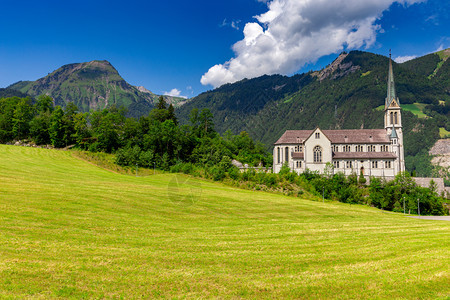 传统中世纪阿尔卑斯山村在阳光明媚的一天景象瑞士隆格伦斯威山的隆格伦老中世纪村图片