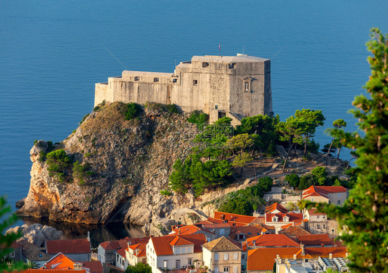 城市中世纪历史部分圣劳伦斯堡的空中景象一个晴朗的早晨Dubrovnik克罗地亚杜布夫尼克圣劳伦斯堡早上图片