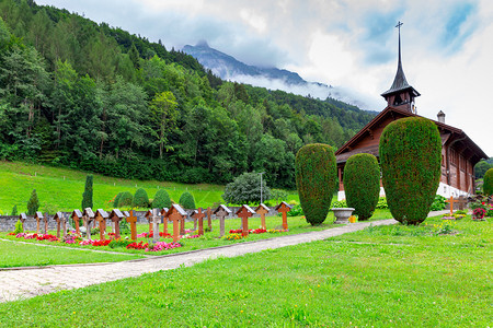 传统的瑞士村庄Iseltwald教堂位于著名的瑞士布赖恩斯湖瑞士村庄Iseltwald教堂位于著名的布赖恩斯湖图片