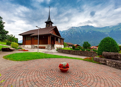 传统的瑞士村庄Iseltwald教堂位于著名的瑞士布赖恩斯湖瑞士村庄Iseltwald教堂位于著名的布赖恩斯湖图片