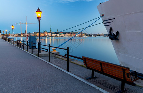 瑞典斯德哥尔摩城市码头沿线的船舶图片