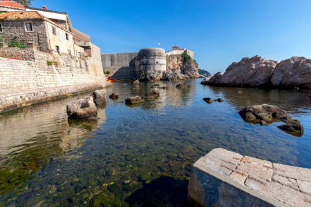 古老的中世纪石头城墙和日落时的博卡尔塔Dubrovnik旧城墙和日落时的塔图片