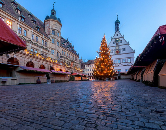 夜间照明的市政广场和圣诞树RodenburgoderTauber德国巴伐利亚古老的中世纪城市图片