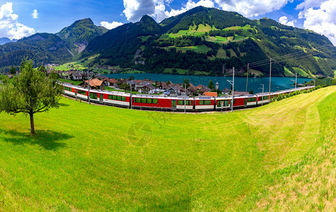 在阳光明媚的一天对传统中世纪高山村庄的全景瑞士隆格伦全景南阿尔卑斯山的老中世纪村庄图片