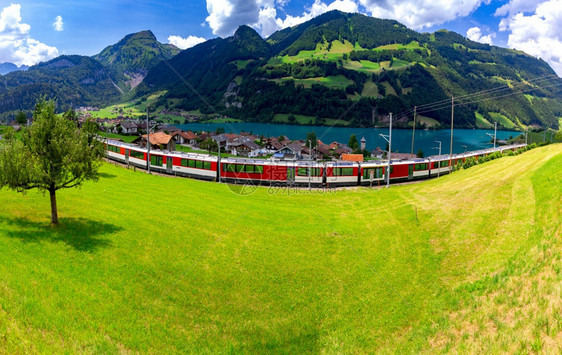 在阳光明媚的一天对传统中世纪高山村庄的全景瑞士隆格伦全景南阿尔卑斯山的老中世纪村庄图片