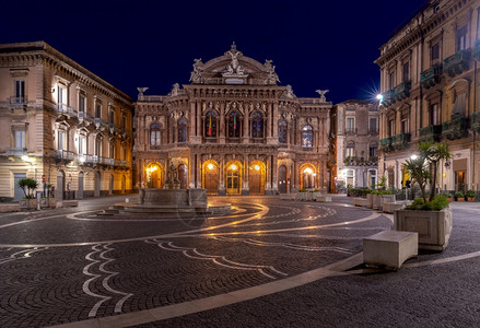 夜间照明的马西莫贝利尼剧院的外观意大利卡塔尼亚西里意大利的卡塔尼亚马西莫贝利尼剧院图片
