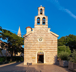 在阳光明媚的一天圣三旧石教堂黑山布德瓦圣三一教堂布德瓦圣三一教堂图片