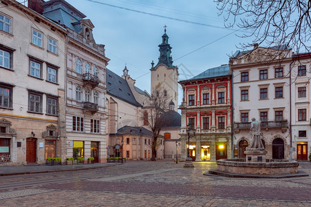 早上的旧城中世纪市政厅广场乌克兰利沃夫黎明的市政厅广场图片