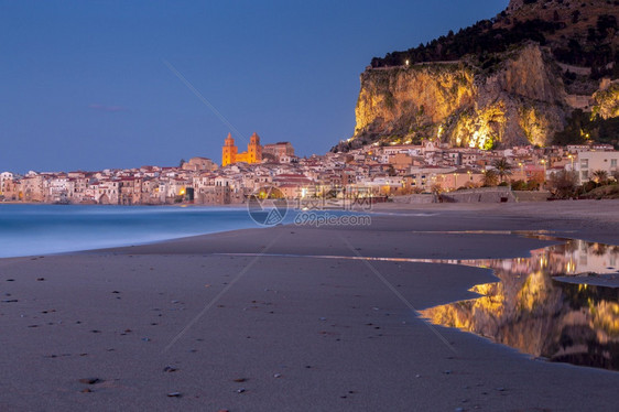日落时分塞法卢古城的城市堤岸和大教堂意大利西西里头孢卢西西里岛老城区图片