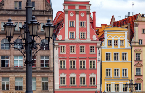 市政厅广场的中世纪房屋多色外观波兰的Wroclaw城市历史部分的旧多彩房屋图片