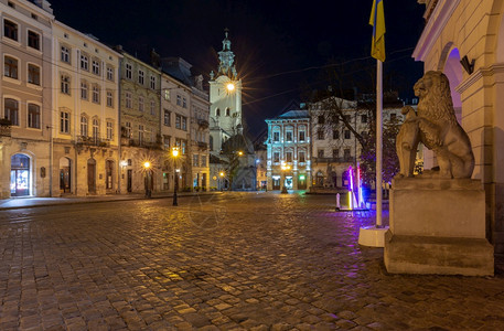 旧城的中世纪市政厅广场晚上乌克兰利沃夫黎明市政厅广场背景图片