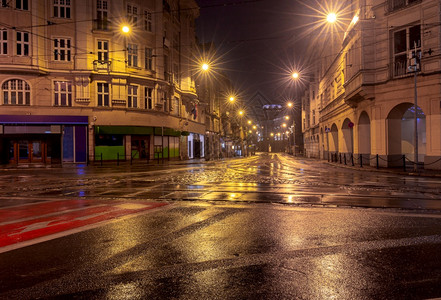 灯火通明的老城中央大街波兹南波兰波兹南晚上在老城的街道上背景图片