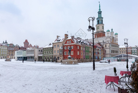 在一个下雪的冬天市场广场上中世纪房屋的彩色立面波兹南波兰波兹南冬日的市场广场图片