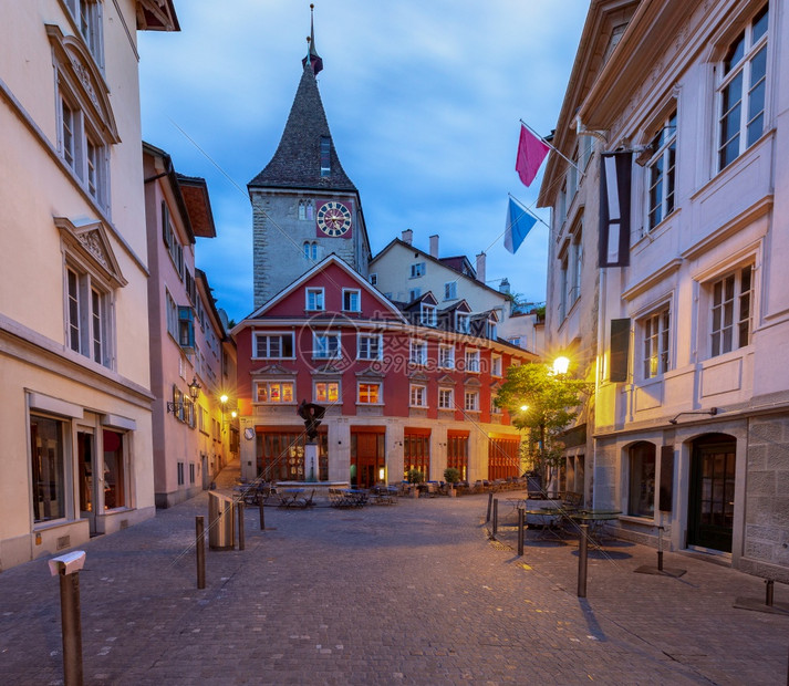 苏黎世瑞士旧城街夜间照明