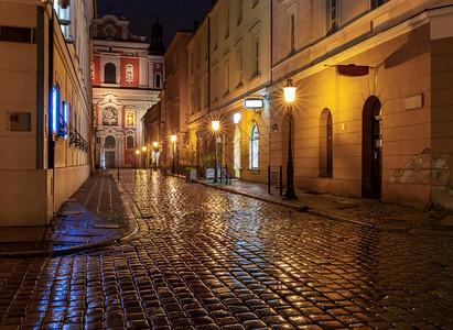 波兰兹南夜间旧城广场附近的街图片