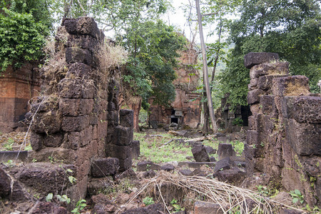 柬埔寨西北部柏威夏市以北的SraEm镇以东的PrasatNeakBuos高棉寺庙柬埔寨SraEm2017年11月柬埔寨SRAEM图片