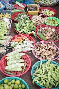 在柬埔寨西北部柏威夏省sraem镇的一个食品市场里的蔬菜柬埔寨SraEm2017年11月柬埔寨SRAEM镇集市蔬菜图片