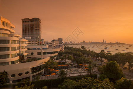 在泰国春武里省芭堤雅市的海滩路上有两个船式的酒店有天际线泰国芭堤雅2018年11月泰国芭堤雅天际海滩路图片