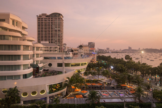 在泰国春武里省芭堤雅市的海滩路上有两个船式的酒店有天际线泰国芭堤雅2018年11月泰国芭堤雅天际海滩路图片