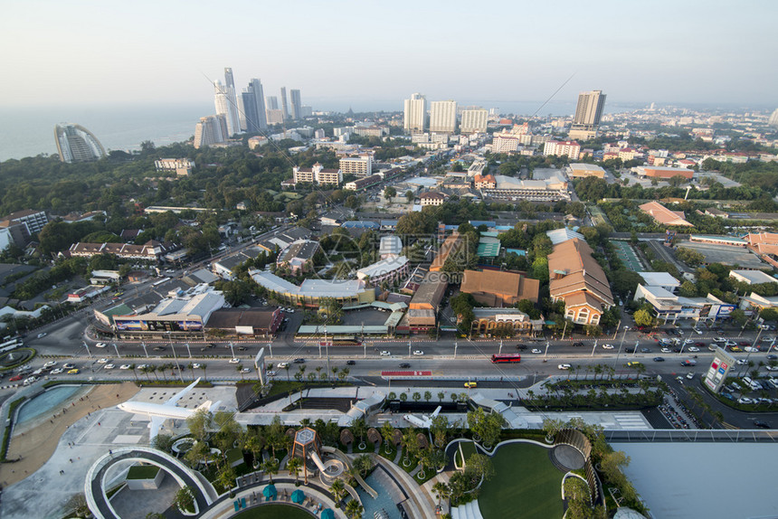 在泰国春武里省芭堤雅市大中心点芭堤雅从屋顶酒吧俯瞰带有飞机和游泳
