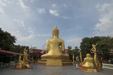 佛陀在佛山上的佛在芭堤雅市在泰国春武里省泰国芭堤雅2018年11月泰国芭堤雅佛山背景图片