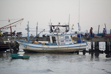 泰国春武里省芭堤雅市中卢亚海鲜和鱼市场渔村的码头泰国芭堤雅2018年11月泰国芭堤雅中卢渔村图片