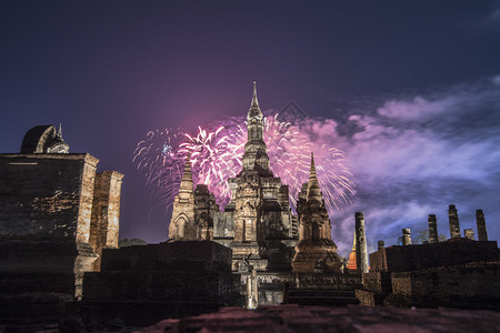在泰国素可泰省素可泰历史公园的WatMahathat寺庙举行的LoyKrathong节上燃放烟花泰国素可泰2018年11月亚洲泰图片