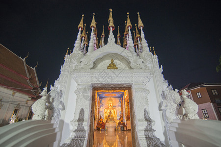 黄昏时分泰国北部弗拉市的瓦朋苏南寺的一座佛像泰国弗拉2018年11月泰国佛拉瓦庞苏南寺图片