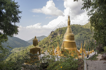 在泰国北部弗拉市附近的汗寺的一座佛陀泰国弗拉2018年11月泰国佛寺佛祖图片