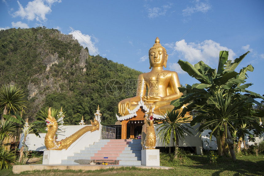泰国北部弗拉市附近的班纳胡哈乡间的瓦特胡哈大佛泰国弗拉2018年11月泰国佛像班纳胡哈图片