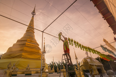泰国北部Phrae市WatPongSunan寺的LoyKrathong节筹备会的一名僧侣泰国2018年月Phrae图片