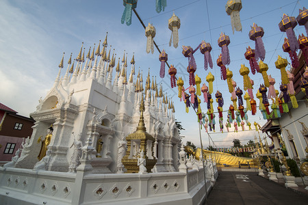 泰国北部Phrae市WatPongSunan寺庙一座的白色和金Stupas和Cheti泰国2018年月Phrae泰国图片
